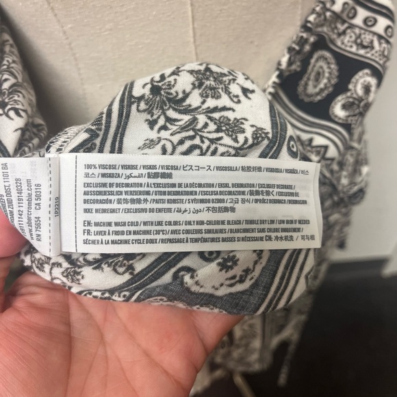 Abercrombie & Fitch Black and White Patterned Garment - Picture 3 of 6